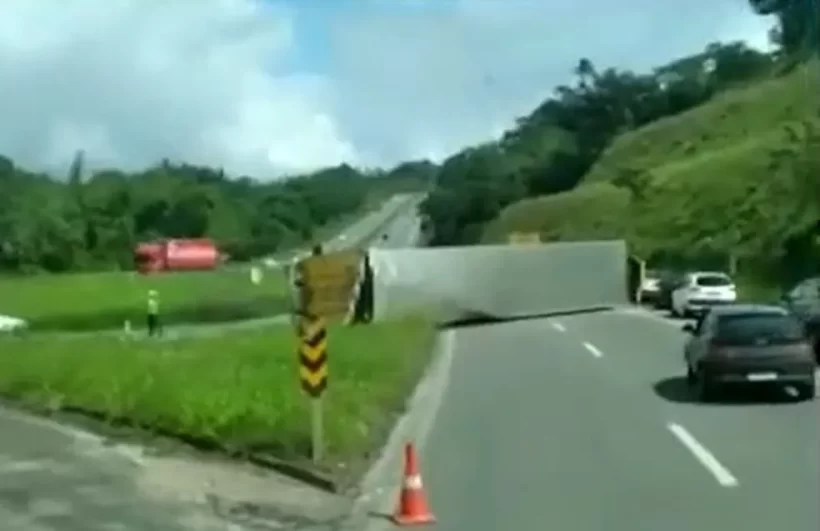  Caminhão do Correios tomba e fica atravessado na pista, em Camaçari