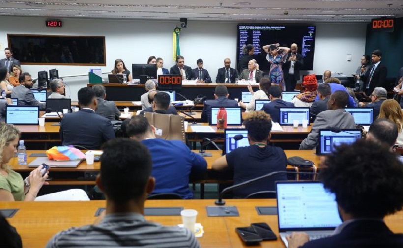  Comissão aprova projeto que proíbe o casamento entre pessoas do mesmo sexo