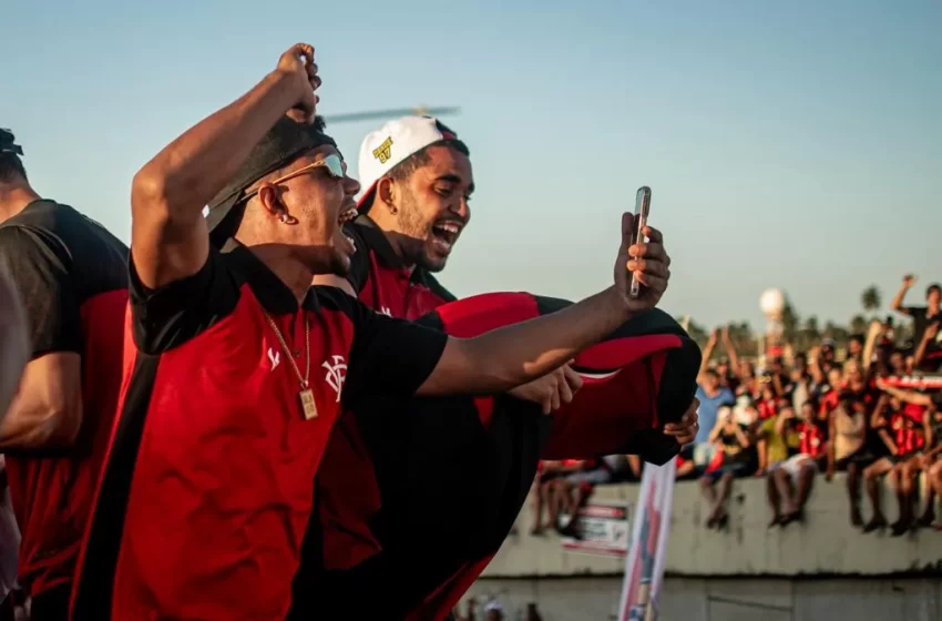  Torcedores lotam aeroporto para receber jogadores do Vitória