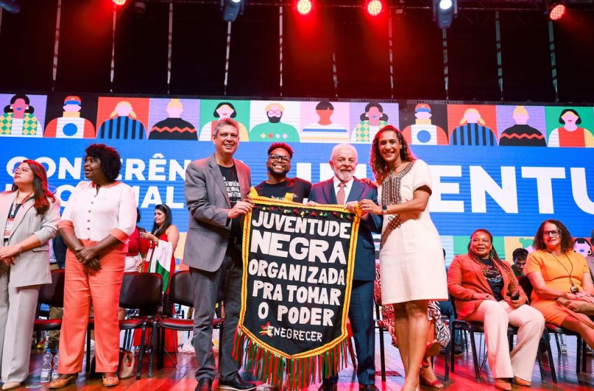  Lula pede jovens politizados e diálogo com quem pensa diferente