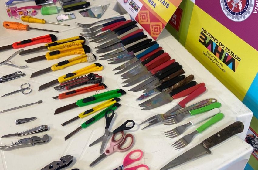  PM retira de circulação 112 objetos proibidos nos portais de abordagem na Micareta de Feira