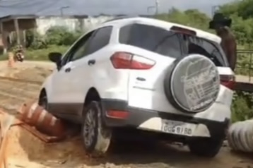  Carro fica preso ao tentar passar por ponte em obras em Camaçari