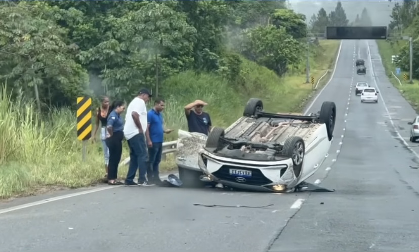  Veículo capota na BA-535 em Camaçari e deixa uma pessoa ferida