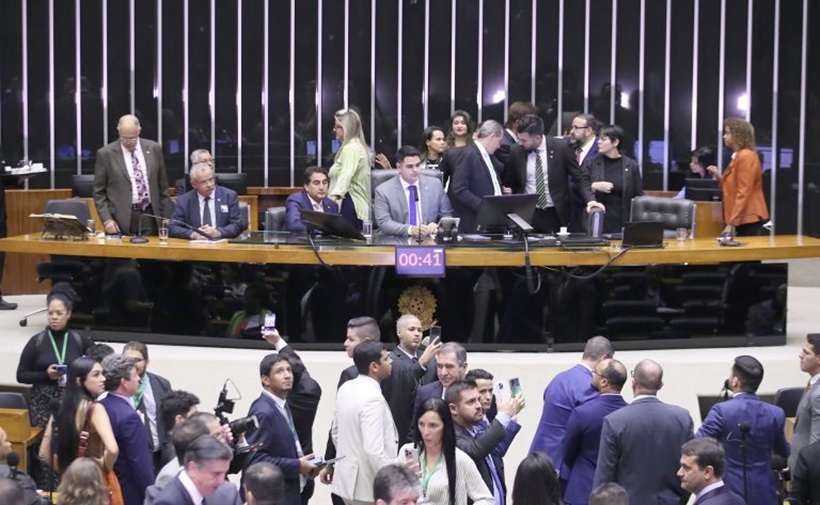  Proposta de regulamentação do trabalho de motoristas de aplicativo causa polêmica no Plenário