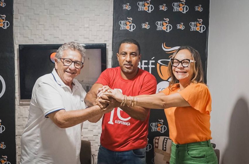  Aliado de Elinaldo troca camisa azul por vermelha ao vivo e anuncia apoio a Caetano