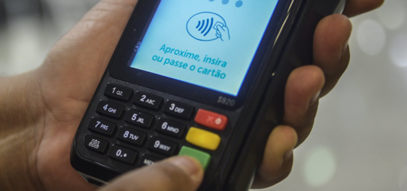  Juros do cartão de crédito rotativo sobem para 421,3% ao ano em março, diz Banco Central