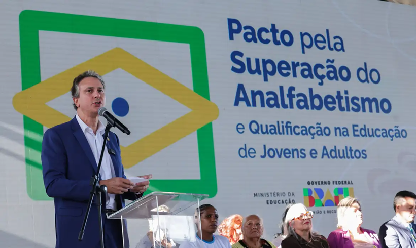  Governo faz pacto para alfabetizar brasileiros com mais de 15 anos