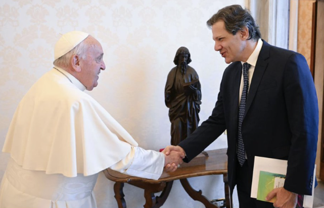  Haddad presenteia papa Francisco com cuia de chimarrão