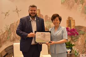  Deputado Júnior Muniz entrega título de Cidadã Baiana à CEO da BYD em missão oficial na China
