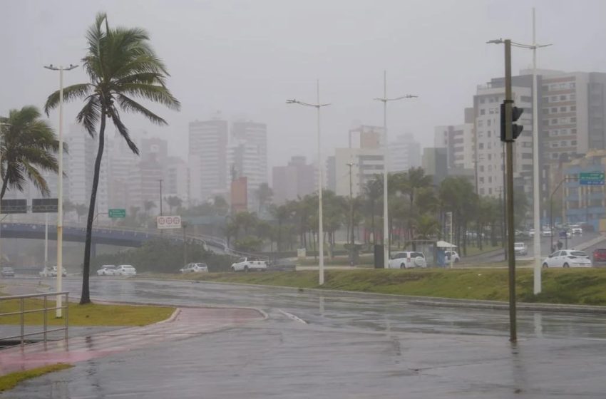 Alerta laranja é emitido para 117 cidades da Bahia devido a chuvas e ventos fortes