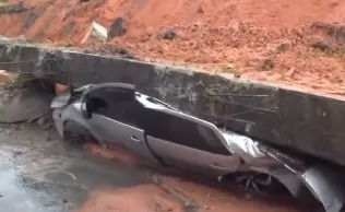  Carro é destruído após deslizamento de terra em Simões Filho; ninguém ficou ferido