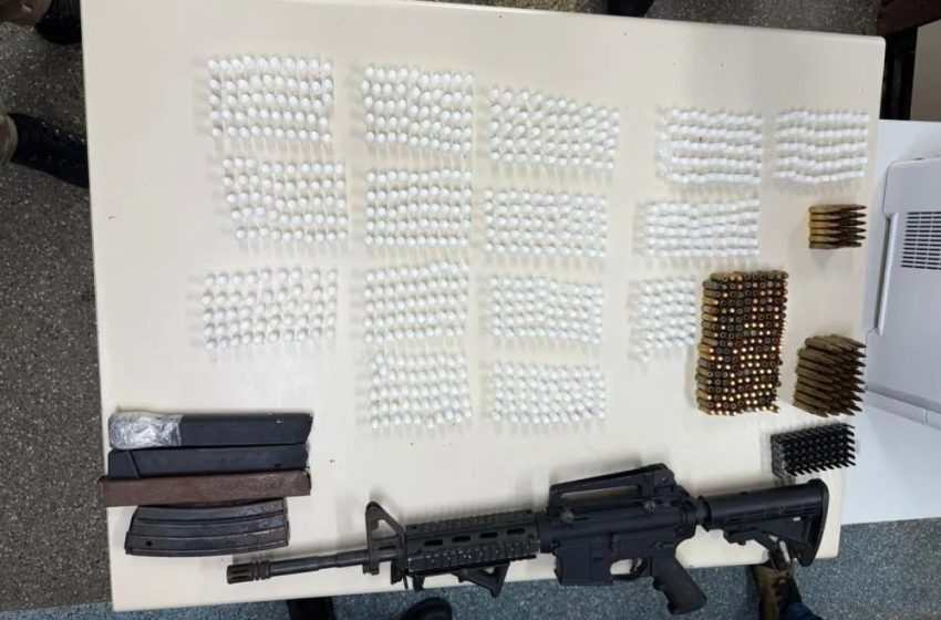  Polícia apreende fuzil, munições e drogas durante operação em Vila de Abrantes, em Camaçari