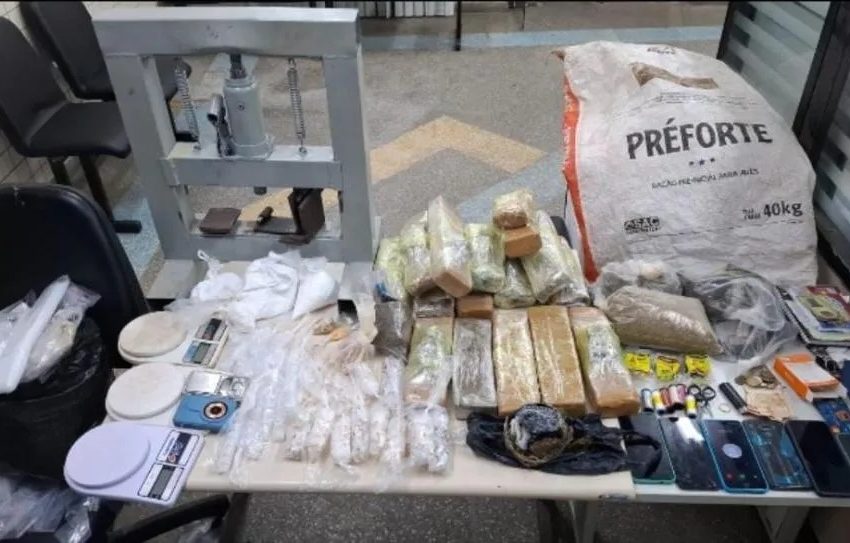  Polícia Militar apreende drogas e prende suspeitos durante operação em Jauá