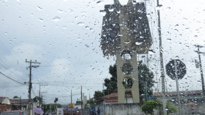  Dias d’Ávila entra em alerta de chuvas intensas nesta sexta-feira (1º)