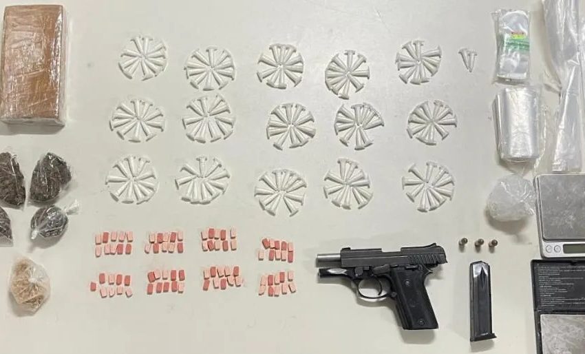  Polícia apreende arma e drogas após confronto com criminosos em Dias d’Ávila