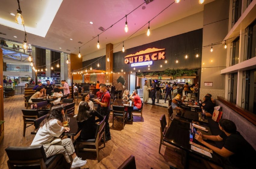  Outback demite garçom por racismo após comentário ofensivo a colega