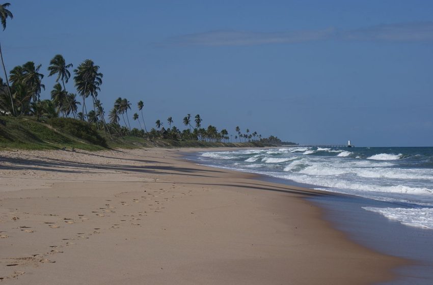  Salva-vidas evitam tragédias por afogamento na praia do Banheiro, em Arembepe