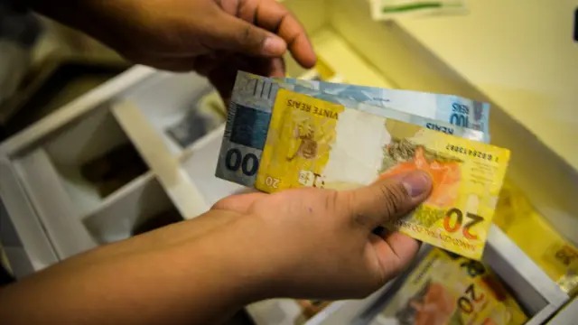  Novo salário mínimo de R$ 1.621 entra em vigor em todo o Brasil
